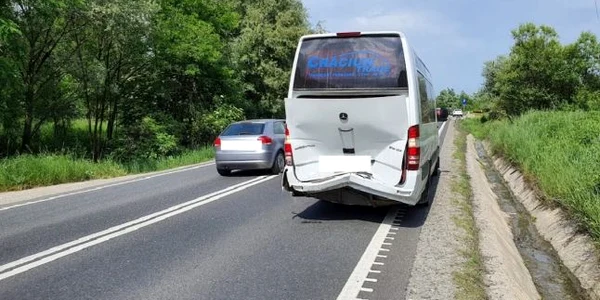 Accident pe DN 1 în judeţul SIbiu - coliziune între un autoturism şi un microbuz cu plin cu pasageri Foto turnusfatului ro