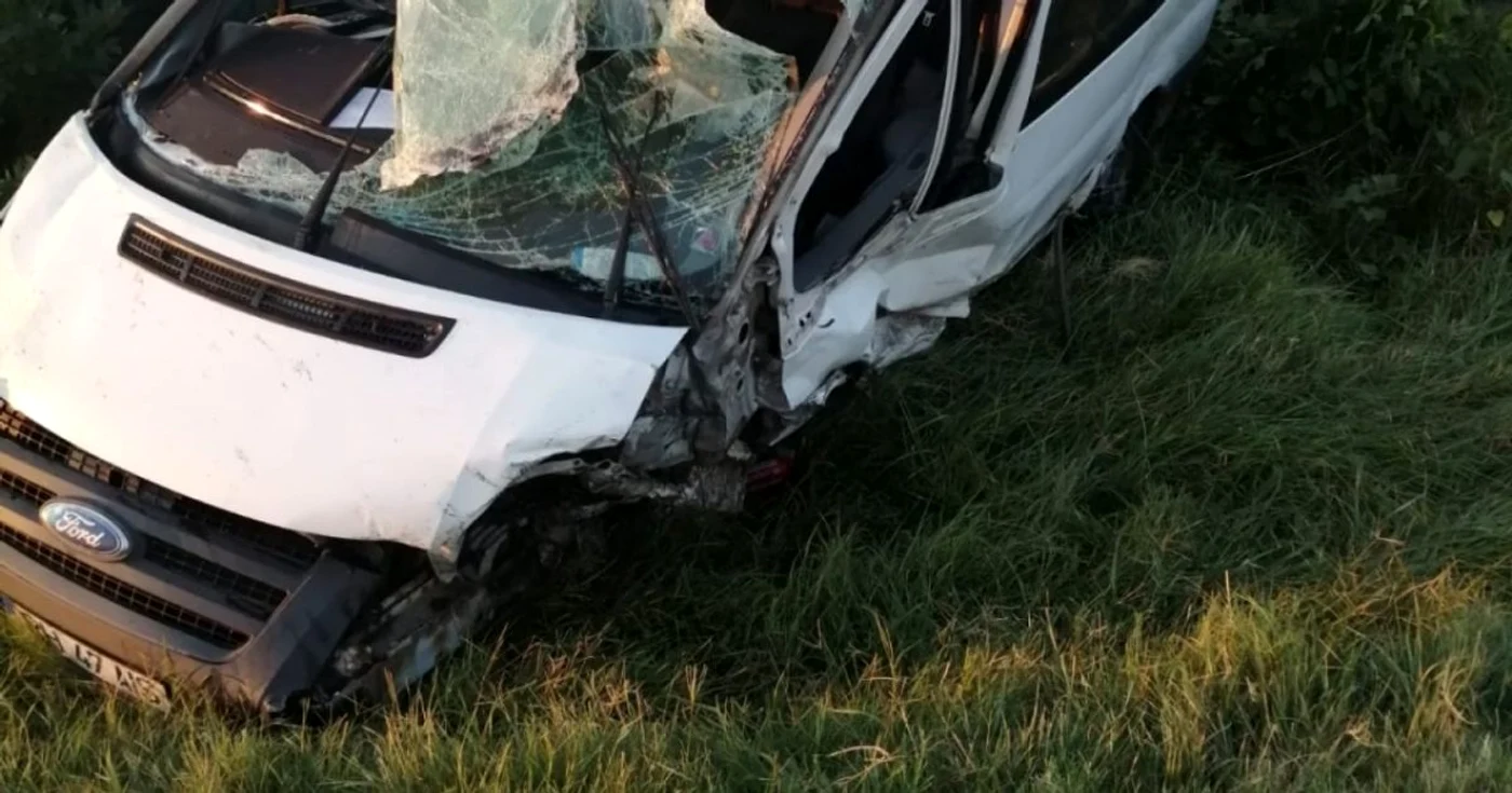 Microbuzul condus de şoferul în vârstă de 20 de ani