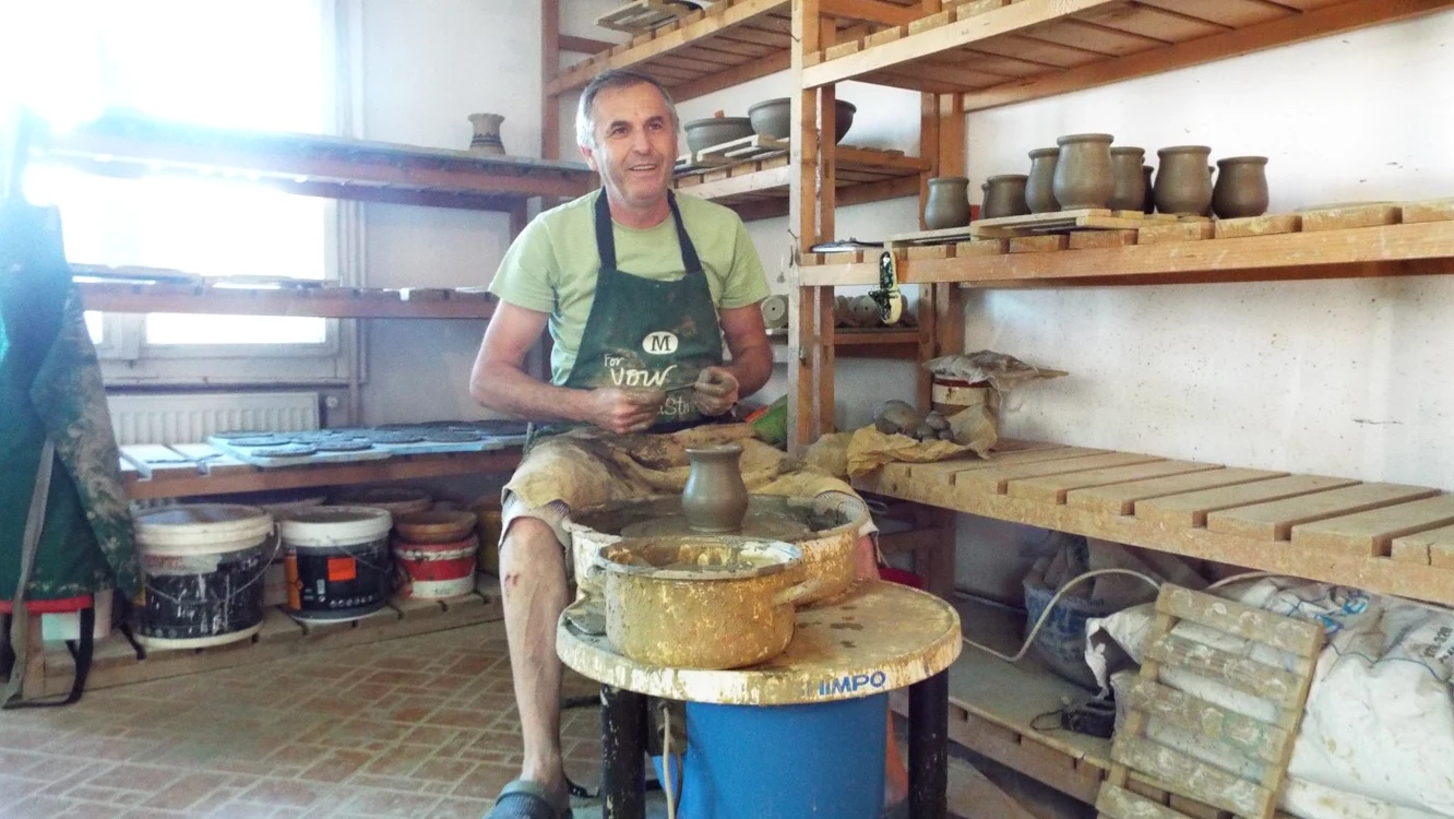 Vasele prelucrate de el, împreună cu soţia, sunt vândute la Muzeul Ţării Oaşului dar şi pe bază de comandă  FOTO   Cristina Cîcău