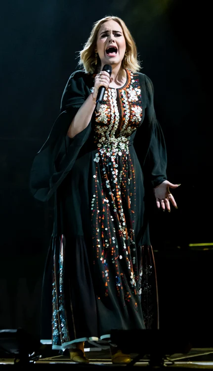 Iunie 2016 - Îmbrăcată în aceeaşi rochie  la Festivalul Glastonbury,  pe când cântărea 115  kg  