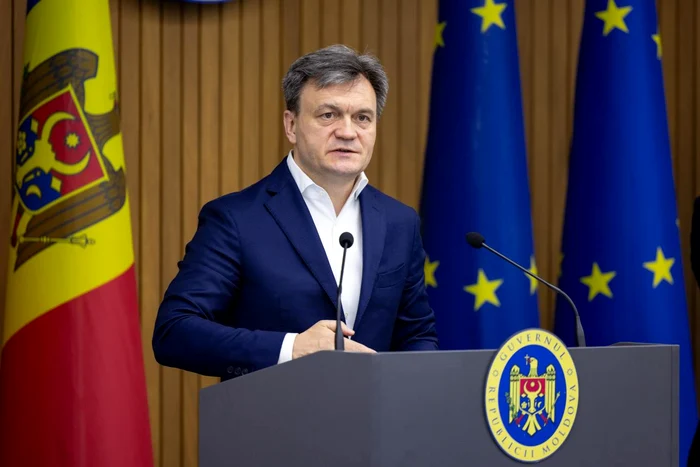 Dorin Recean îl apară pe Alexandru Munteanu. FOTO: Gov.md