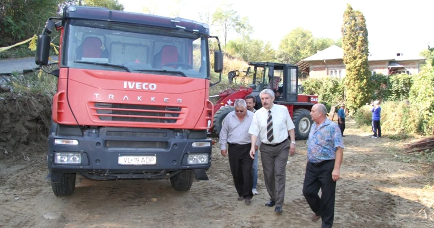 Locuitorilor de pe Strada Poenari li se repară drumul afectat de inundatiile din primăvară