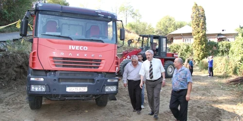 Locuitorilor de pe Strada Poenari li se repară drumul afectat de inundatiile din primăvară