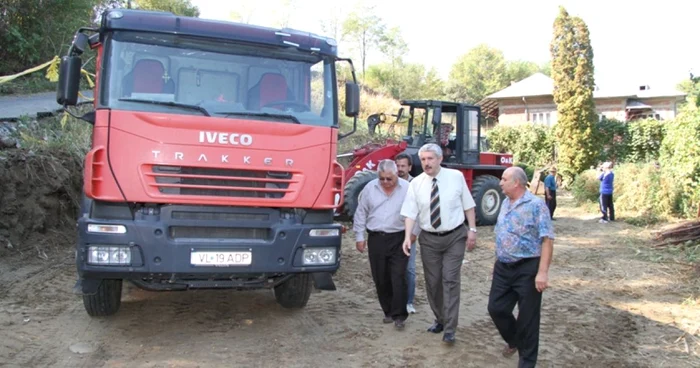 Locuitorilor de pe Strada Poenari li se repară drumul afectat de inundatiile din primăvară