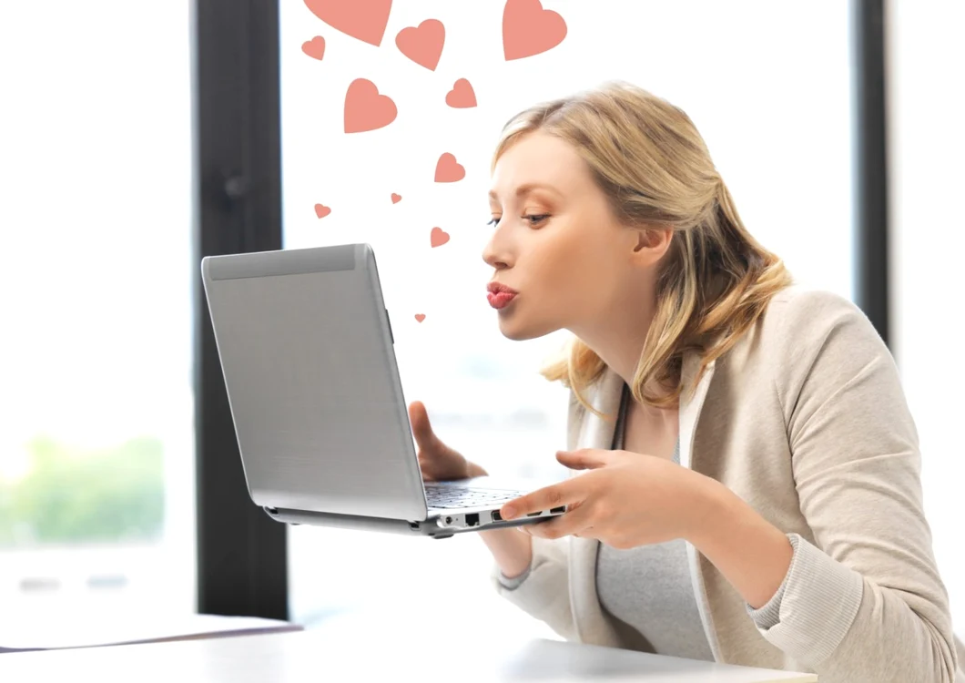 Flirtul online poate fi considerat infidelitate în relaţie. FOTO she.hu
