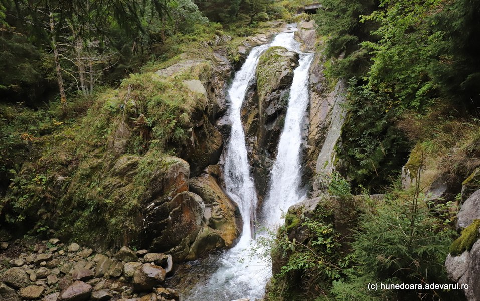 Cum arată cascada Lolaia, locul legendar din parcul național Retezat. Turiștii pot acum ajunge mai ușor acolo VIDEO