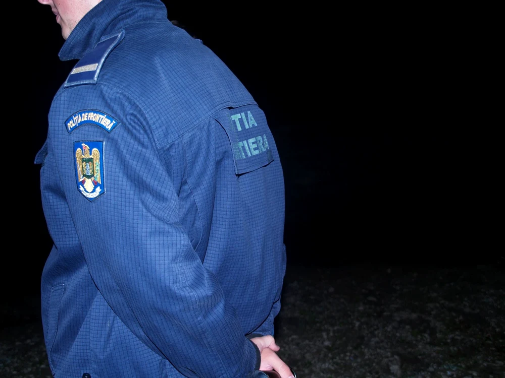 Un poliţist de frontieră a intrat în flăcări pentru a salva o domnişoară de 20 de ani 