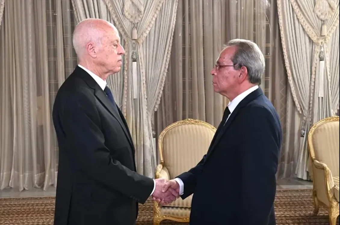 Premierul Ahmed al Hachani (dreapta) și președinte Tunisiei, Kais Saied. FOTO: Președinția Tunisiei