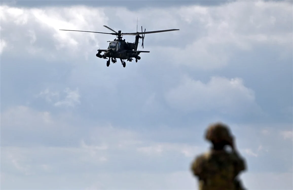 Marea Britanie va trimite Ucrainei patru elicoptere de asalt Apache FOTO EPA-EFE