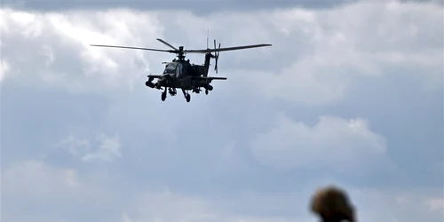 Marea Britanie va trimite Ucrainei patru elicoptere de asalt Apache FOTO EPA-EFE