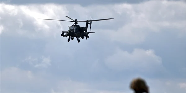 Marea Britanie va trimite Ucrainei patru elicoptere de asalt Apache FOTO EPA-EFE