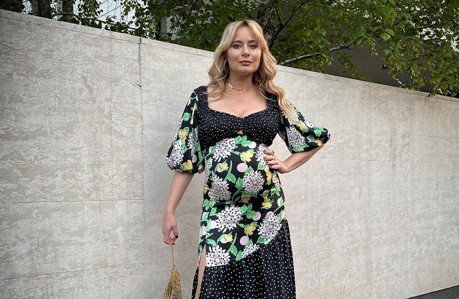 Laura Cosoi, sexy, într-o rochie de 50 de lei: „Am prins-o la reducere”