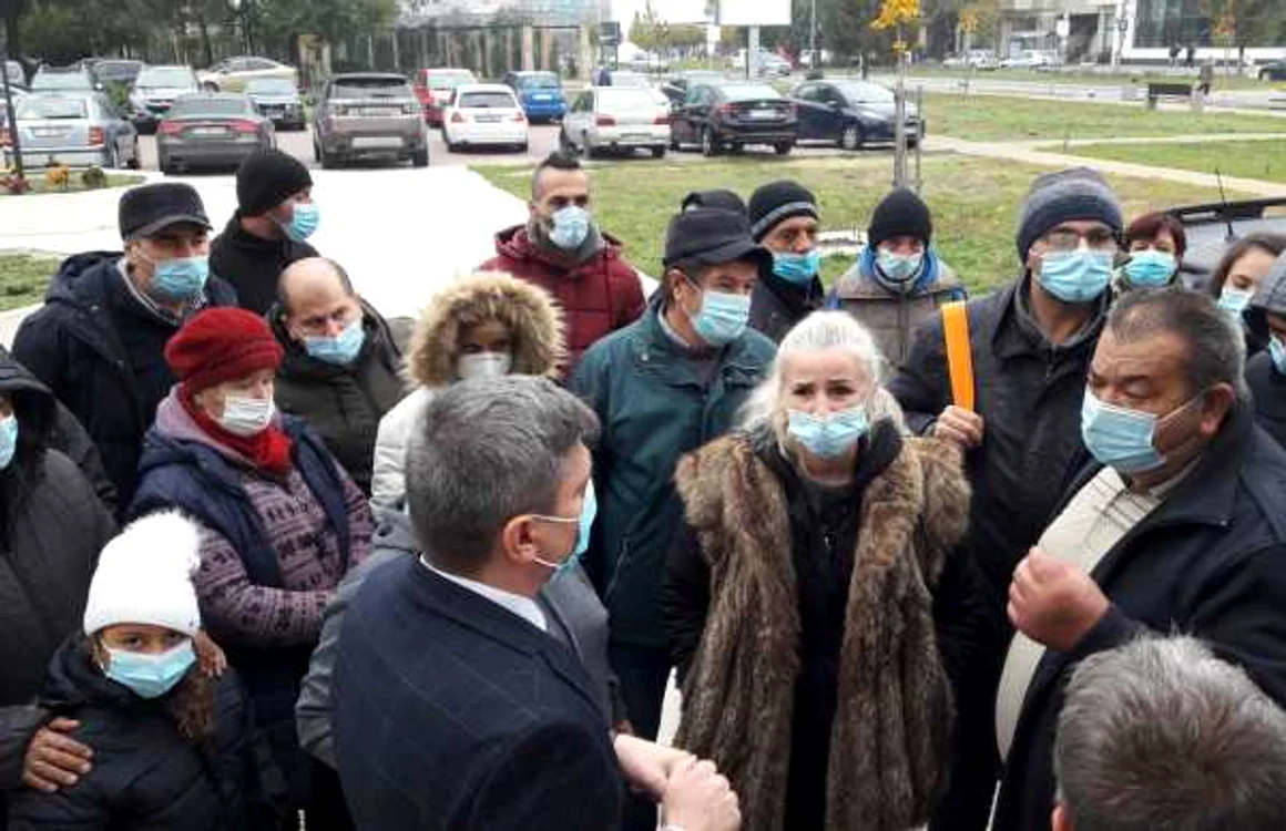 Închiderea pieţelor a stârnit nemulţumire şi a devenit repede un subiect de campanie electorală