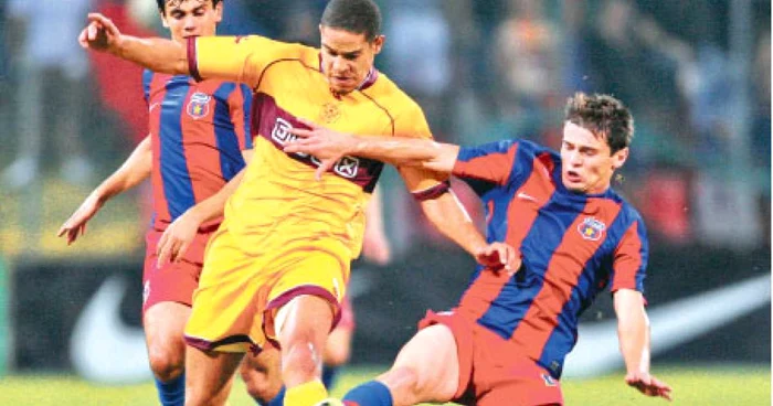 Titularizaţi în meciurile cu Motherwell, Onicaş (dreapta) şi Ionescu
