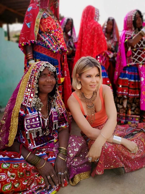 La "Asia Express", Gina a purtat sari, celevrul costum tradițional indian