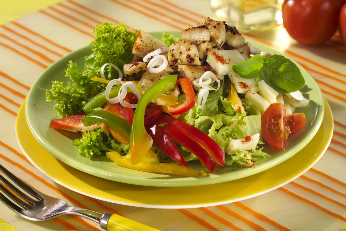 salata de legume cu piept de pui jpeg