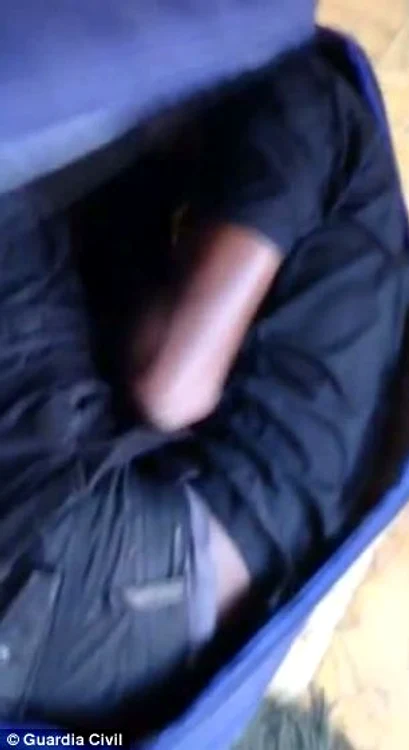 
    Marocanul a încercat să treacă graniţa în valiză (captură video)  