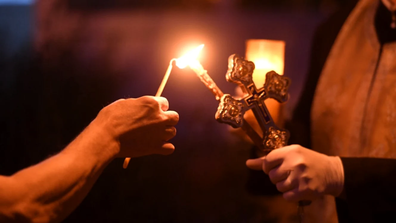 Lumina Învierii rămâne aprinsă