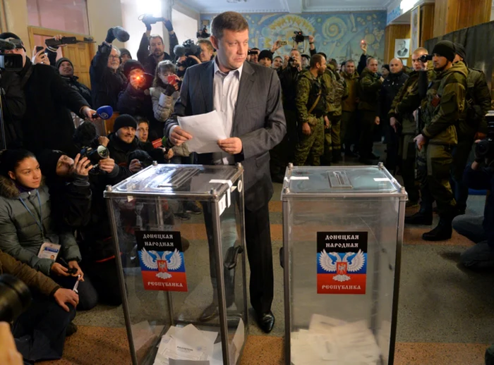 Preşedintele autoproclamatei republici populare Doneţk, Aleksandr Zaharcenko, la o secţie de votare din Doneţk în noiembrie 2014 FOTO Russia Today