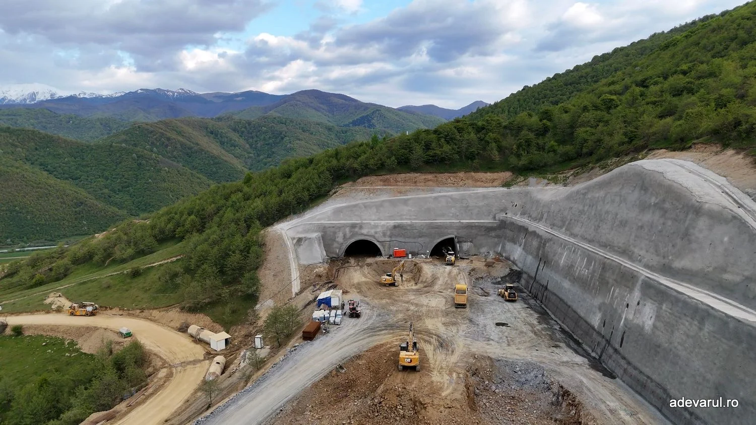 Autostrada montană de pe Valea Oltului, în șantier de doi ani. Cum s-a lucrat la marile viaducte și tuneluri