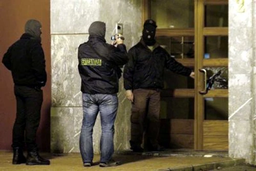 Poliţia bască a găsit doi saci cu marijuana şi 41 de saci cu un stupefiant presupus a fi ananlyse
