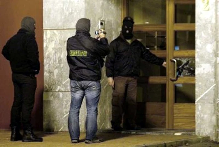 
    Poliţia bască a găsit doi saci cu marijuana şi 41 de saci cu un stupefiant presupus a fi ananlyse  