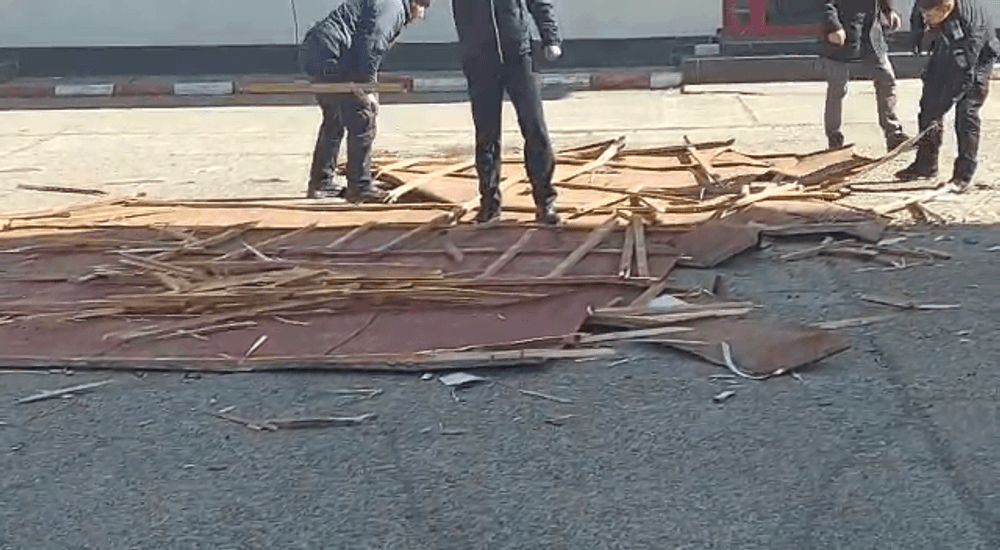 Acoperișul Jandarmeriei Suceava, smuls de vântul puternic, căzut peste opt mașini. Păgubiți sunt un jandarm și refugiați din Ucraina  FOTO 