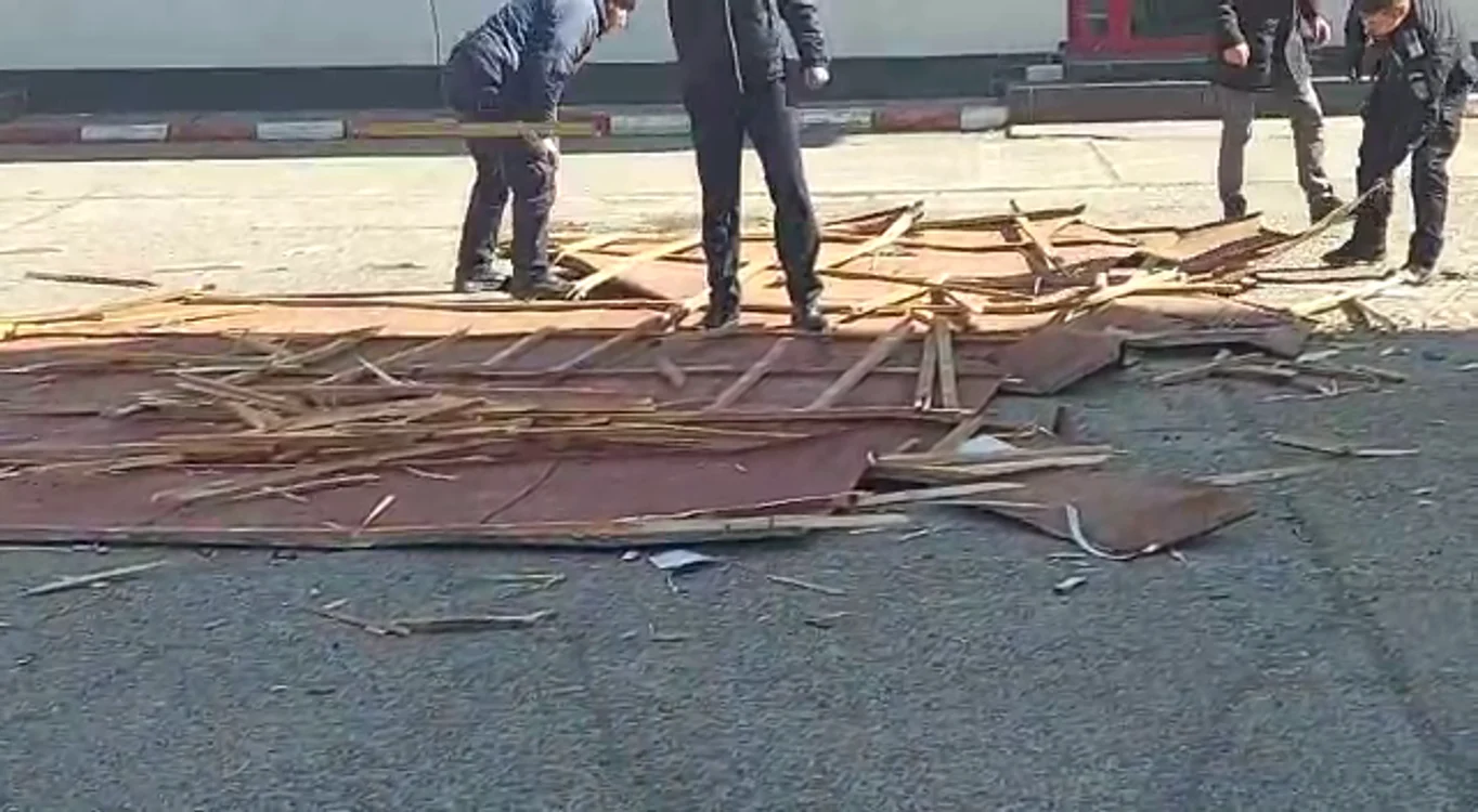 Acoperișul Jandarmeriei Suceava smuls de vânt FOTO: Alina Iosif 