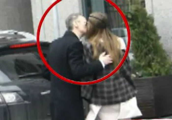 Iulia şi Mihai Albu s-au sărutat în plină stradă, la câteva minute după ce au divorţat (captură: Acasă TV)