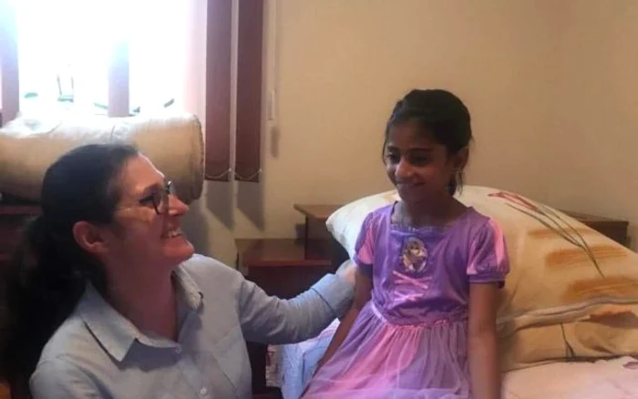 Sorina este acum cu mama ei adoptivă, Ramona, cu care va pleca în Americafoto; Arhivă personală
