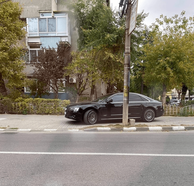 Mașinile parcate pe trotuare vor fi ridicate 