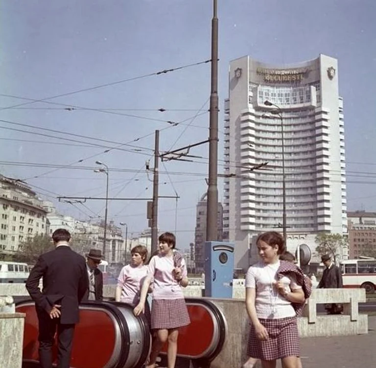 
    1972. Piața Universității, Hotel IntercontinentalFoto: muzeuldefotografie.ro  