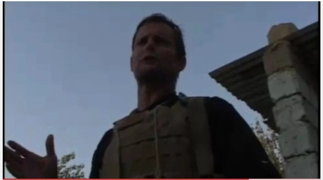 Colonel american în curtea fermei cu ostatici.