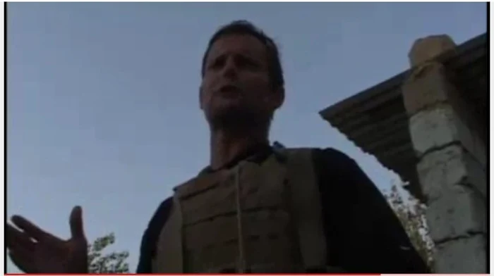 Colonel american în curtea fermei cu ostatici.