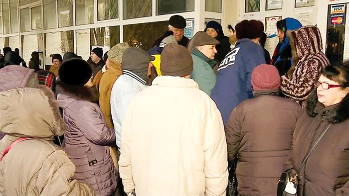 Gălăţenii s-au sculat  cu noaptea-n cap luni  ca să-şi plătească impozitele. Foto: Adevarul