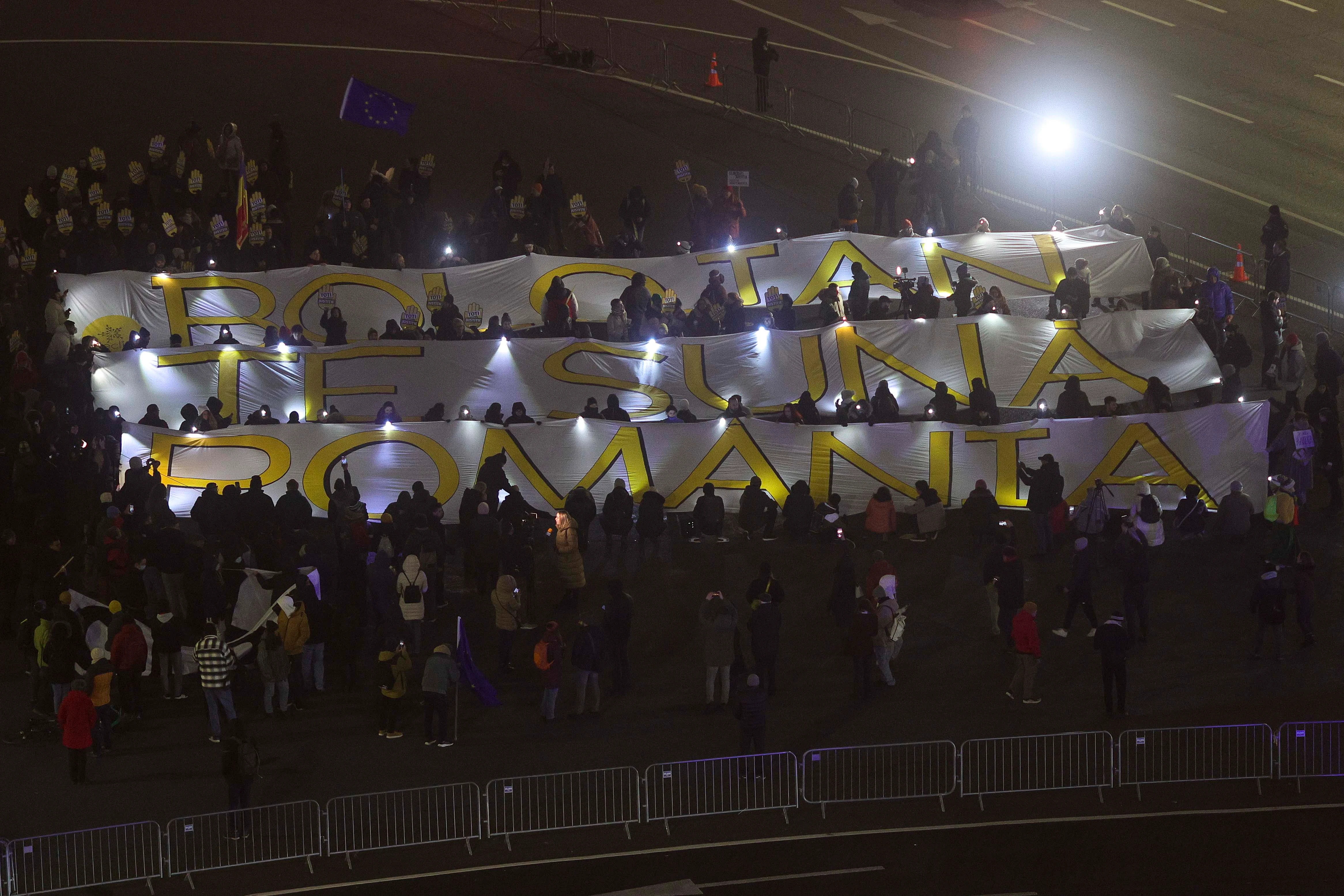 Premierul răspunde apelului „Bolojan, te sună România”, transmis din Piața Victoriei: promite propuneri concrete pentru Justiție în ianuarie