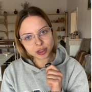 O creatoare de conținut susține că a fost filmată pe ascuns în camera unei cabane.