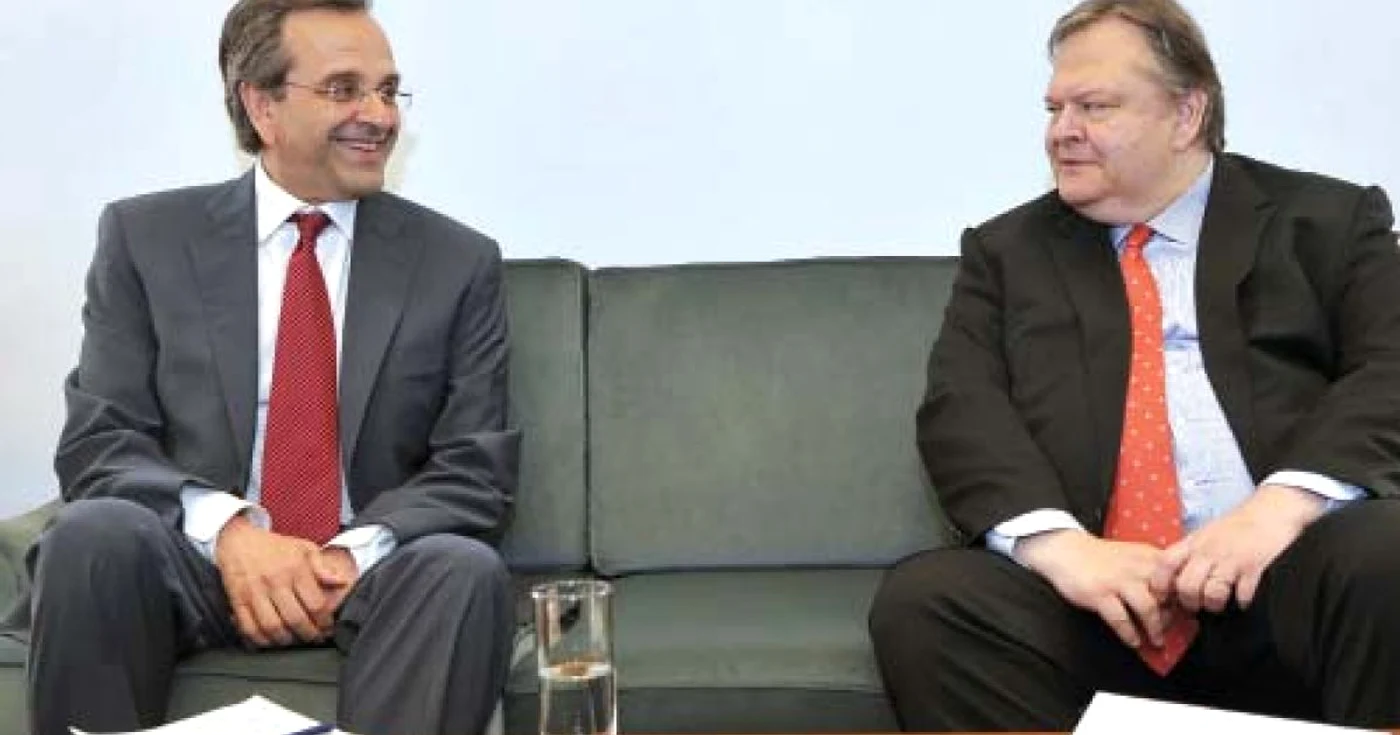 Liderul dreptei, Antonis  Samaras (st), discută ultimele detalii cu şeful socialiştilor, Evanghelos Venizelos, pentru formarea  guvernului