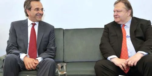 Liderul dreptei, Antonis Samaras (st), discută ultimele detalii cu şeful socialiştilor, Evanghelos Venizelos, pentru formarea guvernului