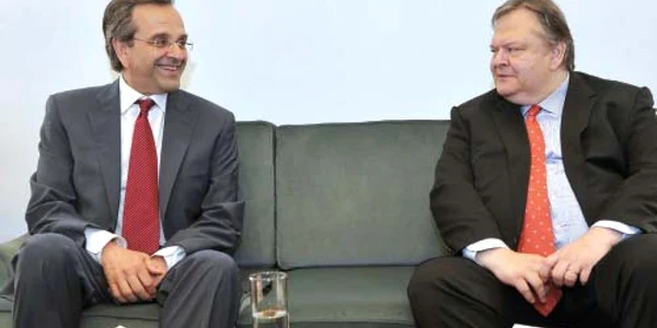 Liderul dreptei, Antonis Samaras (st), discută ultimele detalii cu şeful socialiştilor, Evanghelos Venizelos, pentru formarea guvernului