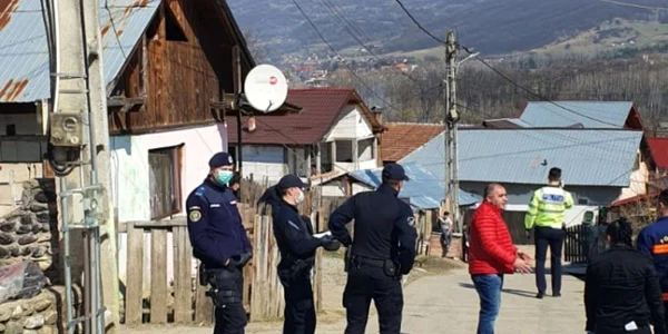 Razii de amploare într-o comunitate de romi din Vâlcea întorşi recent din zonele cu risc de coronavirus din străinătate Foto Adevărul
