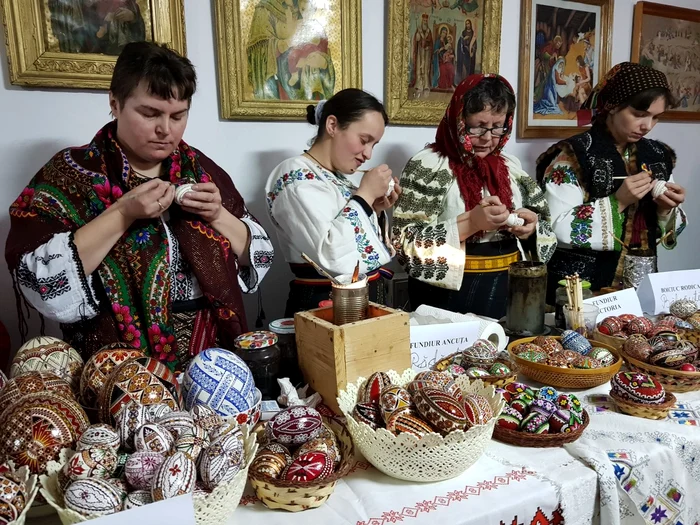 Femeile păstrează tradiția închistririi ouălor FOTO Consiliul Județean Botoșani