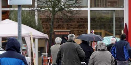 Oameni stau la coada in fata unui magazin din Germania FOTO EPA-EFE