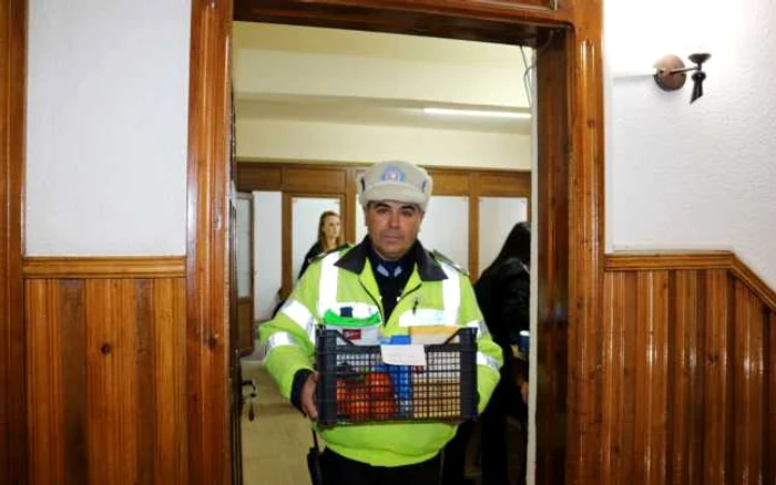 Poliţiştii locali au venit încărcaţi cu daruri pentru cinci familii nevoiaşe