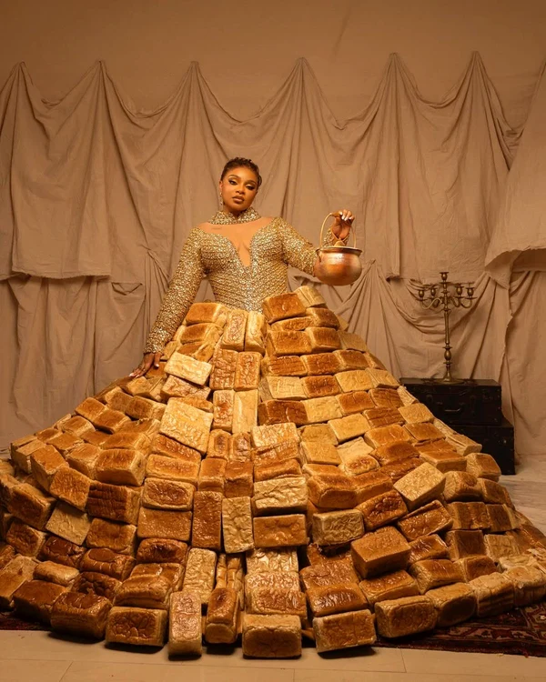 Queen Mercy Atang a purtat o rochie creată de Toyin Lawani (Foto: Instagram)