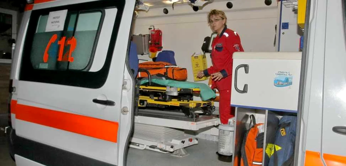 Angajaţii de la Ambulanţă au avut de lucru în ajun de Crăciun. FOTO: Adevărul