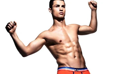 Nici la bustul gol pentru o reclamă, încordat şi photosopat la greu, Ronaldo n are muşchii la fel de mari şi de tari ca ai lui Bale jpeg