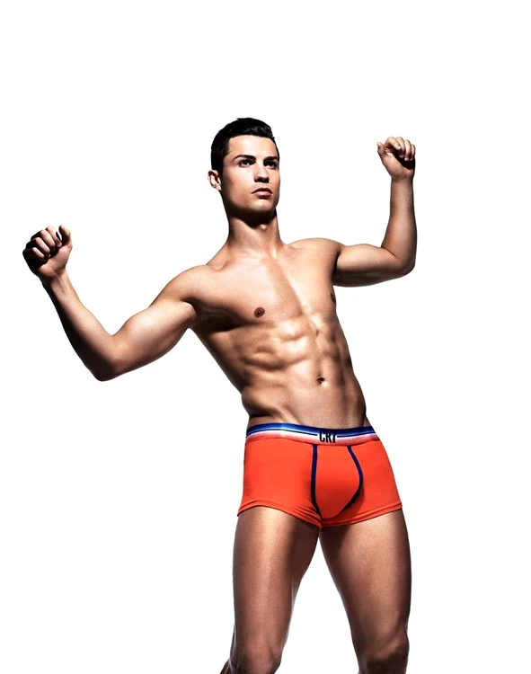 Nici la bustul gol pentru o reclamă, încordat şi photosopat la greu, Ronaldo n-are muşchii la fel de mari şi de tari ca ai lui Bale