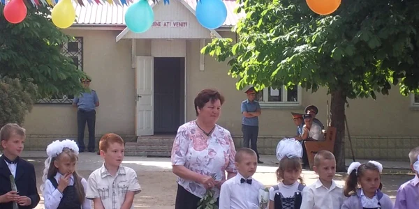 Milţia separatistă a supraveghet careul picilor de la Gimnaziul din Corjova