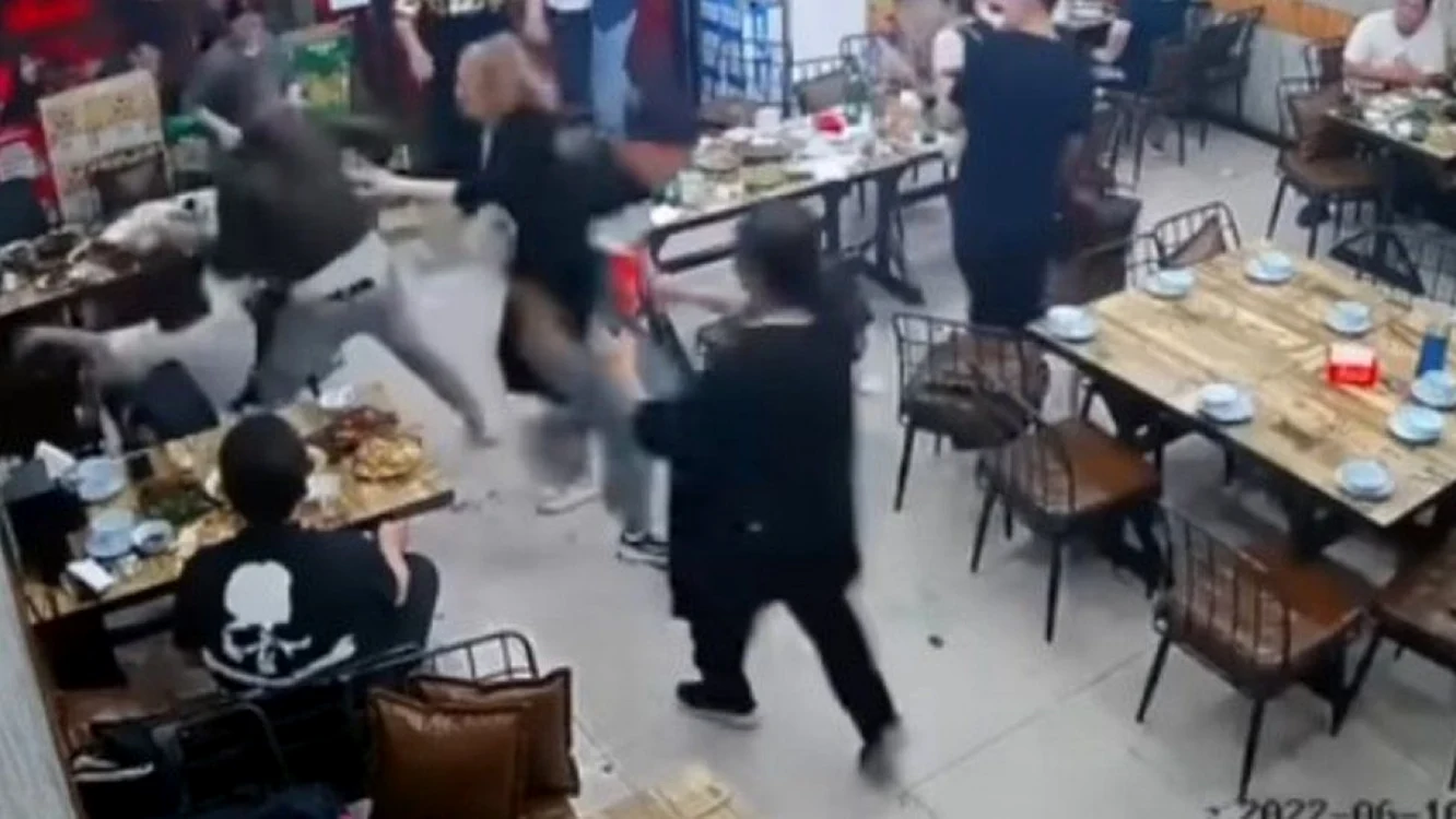 Agresiune asupra unor femei într-un restaurant din China FOTO WEIBO
